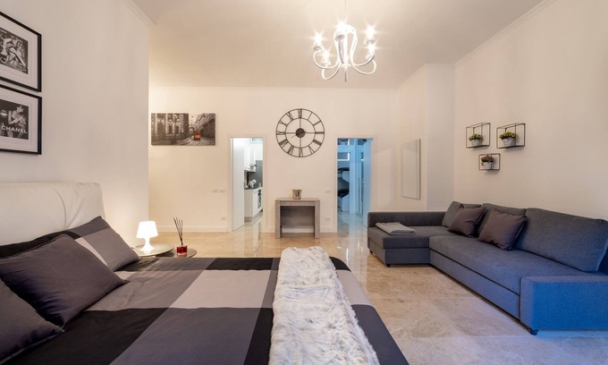 Milan Centre Apartment | San Babila Luxury Milanese Apartment