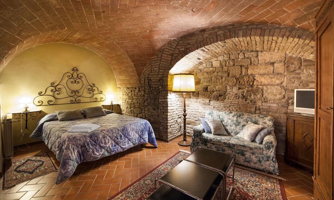 San Gimignano City Centre Apartment | san gimignano apartment in historical center, courtyard and fast free wifi