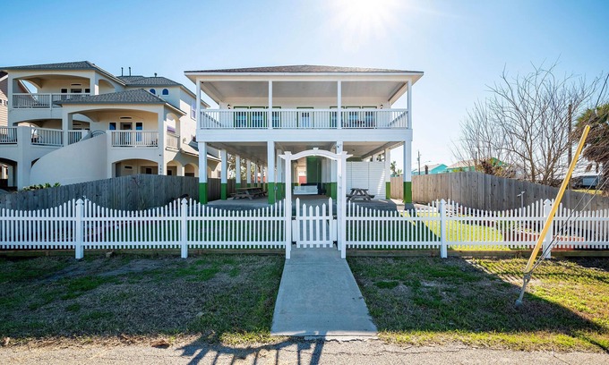 Dickinson House | San Leon Vista Del Mare with Pool and Private Pier - Galveston, TX