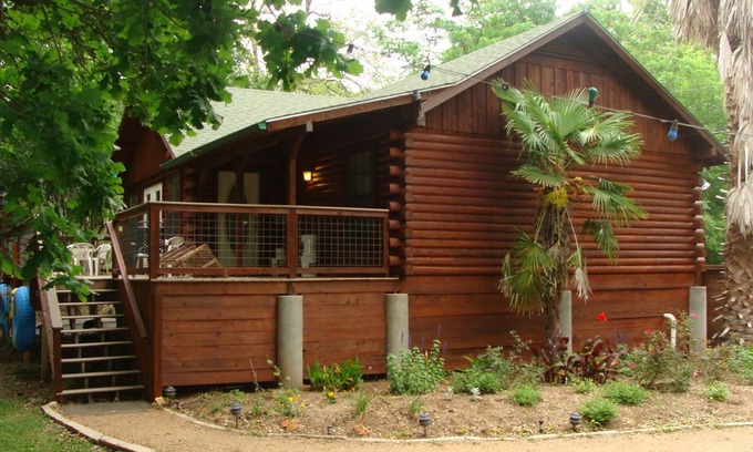 Rio Vista Cabin | San Marcos River Log Cabin