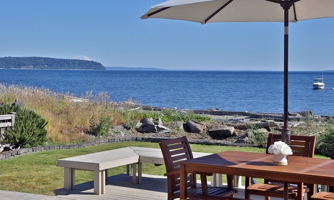 Sunlight Beach House | Sand Dollar Beach House on Sunlight Beach . right on the beach
