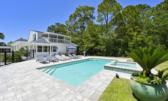 Gulf Pines House | Sand Dollar Hideaway 4 Bedroom & 4 Bath Cottage with Guest House