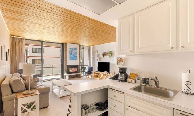 Seaside Condo | Sand & Sea (210) Agate Hunter - Cozy Ocean View
