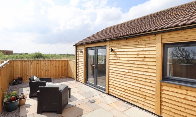 Sandilands Cottage | SANDERLINGS COTTAGE, pet friendly, with a garden in Sutton-On-Sea