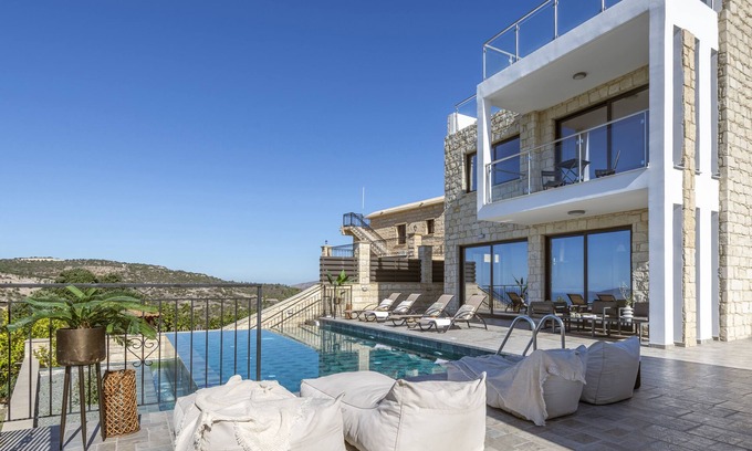 Peristerona Villa | Sanders View - Top 3-Bdr Villa with Infinity Pool