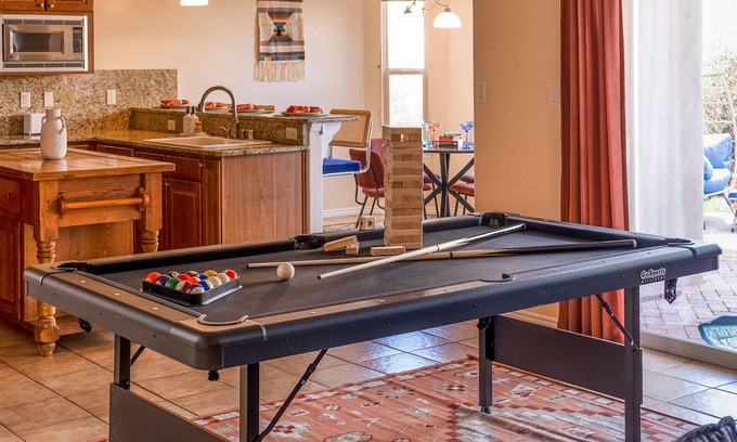 Nor Este House | Sandia Retreat: 6Br - 15min to airport - Games