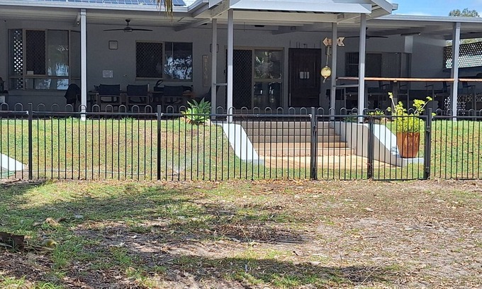 Traviston House | SandNSea - Only Steps to the beach -Pet Friendly Accommodation