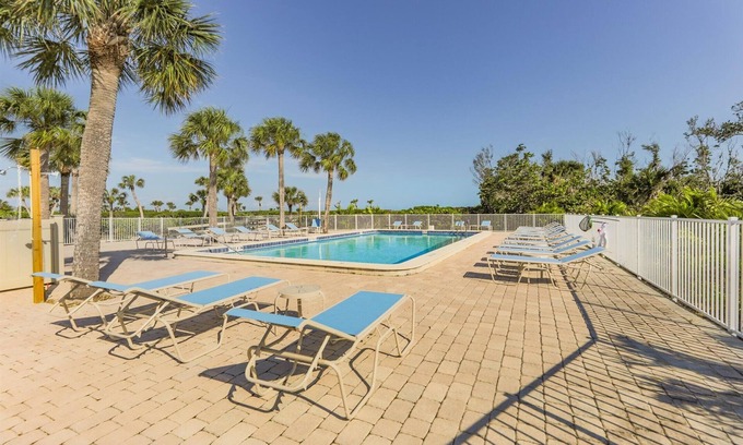 Sanibel Condo | SANDPIPER BEACH 205 - Beachfront Sanibel Condo