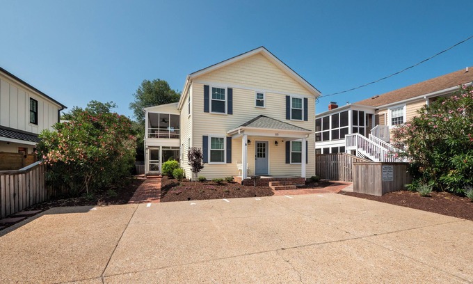 Fort Story Apartment | Sandy Bottom-2 min walk to beach! Cozy, 3-bedroom, 2nd floor North End duplex