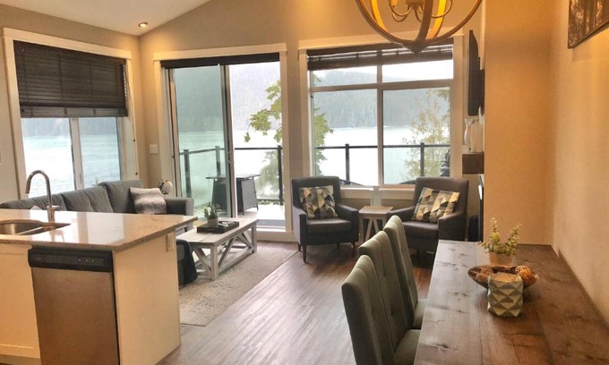 Port Renfrew House | Sandy Feet Retreat Port Renfrew- Oceanfront 2BR modern cottage