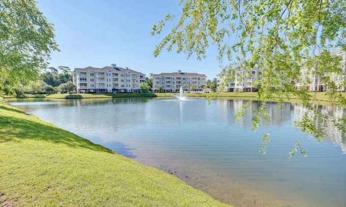 Central Myrtle Beach Condo | Sandy Feet Retreat~3br Condo,Pond view,Pool &more
