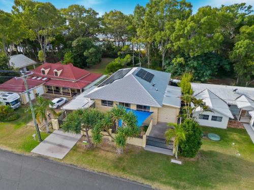 Toogoom House | Sandy Feet Retreat - Waterfront - 4BR - Smart TV - WiFi