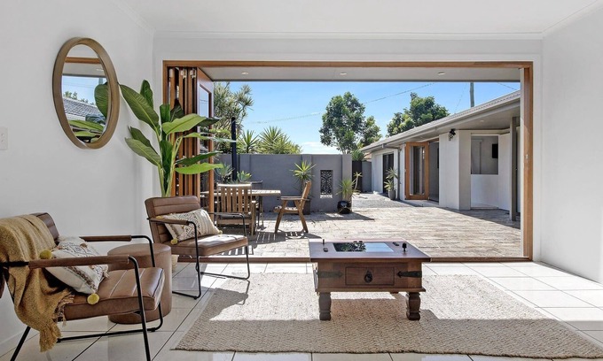 Broadbeach Waters House | Sandy Point (Walk to Beach)