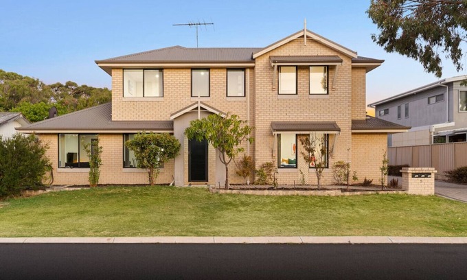 Mandurah House | Sandy Retreat: Your Perfect Beachside Getaway