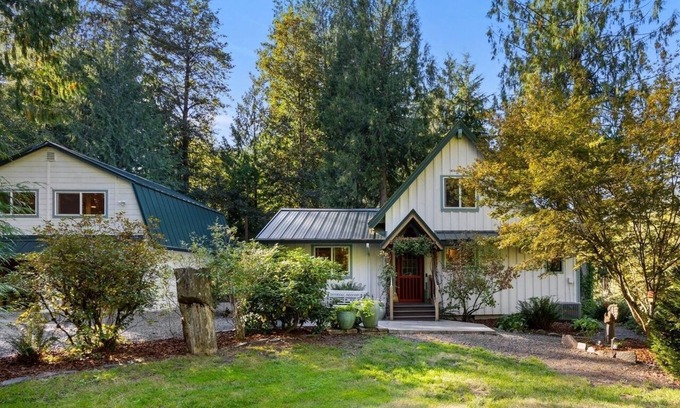 Sandy House | Sandy River's Hush, Cozy Cabin on 1.2 acres tucked above the Sandy River