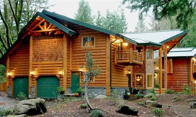 Marmot Bed & Breakfast | Sandy Salmon Bed & Breakfast Lodge