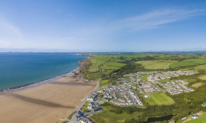 Little Haven House | Sandy Toes, Holiday Home Broad Haven, Sleeps 4, 2 bedrooms, bathrooms