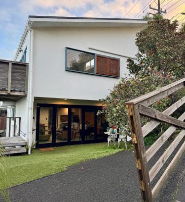 Torbay House | Sandy Toes & Netflix Nights, Relaxing Auckland Retreat