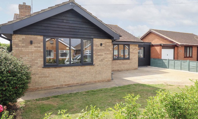 Trusthorpe House | SANDY TOES, pet friendly, country holiday cottage in Sutton-On-Sea