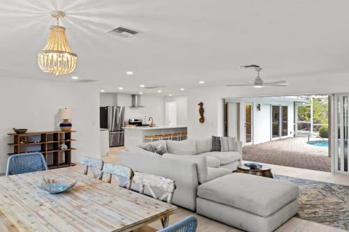 Bright Water House | Sanibel Serenity- NEW Gorgeous Near Beach Villa with Pool