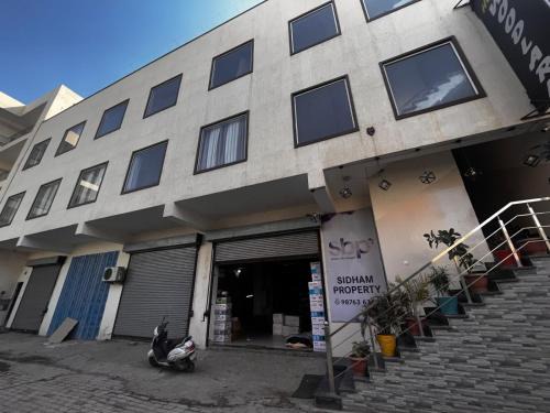 Sirala Hotel | Sanjit Royal Stay