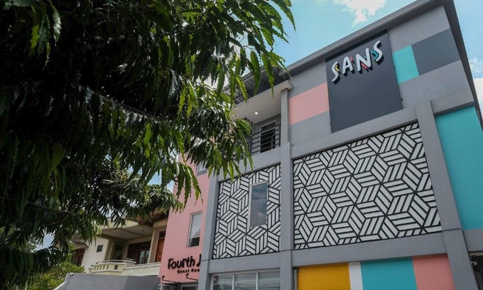 Banjarsari Hotel | Sans Hotel Fourth Loft Solo