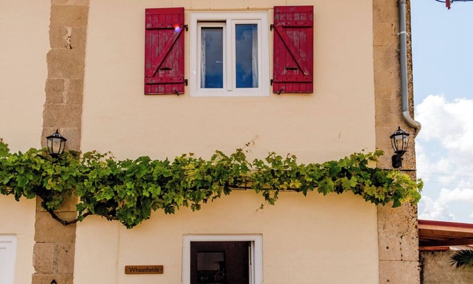 Villeneuve-la-Comtesse Cottage | Sans Souci Gites - Wheatfields - 4 Stars