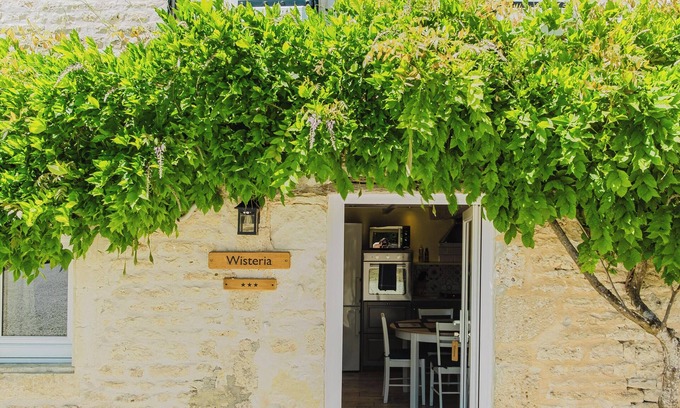 Villeneuve-la-Comtesse Cottage | Sans Souci Gites - Wisteria - 3 Stars
