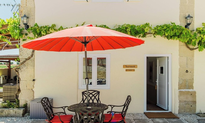 Villeneuve-la-Comtesse Cottage | Sans Souci Gites - Tournesols - 3 Stars