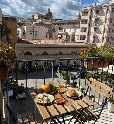 Monte di Pieta Apartment | Santa Maruzza - Palermo City Center Apartment with Balcony View