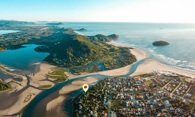 Praia do Rosa House | Santi Sabai Ibira - Um Refúgio às Margens da Lagoa