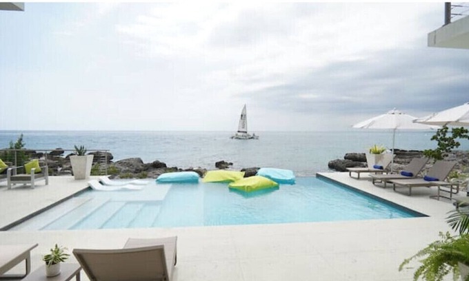 Whitehouse Apartment | Santosha- Suite B - Sunrise Two - Beach view