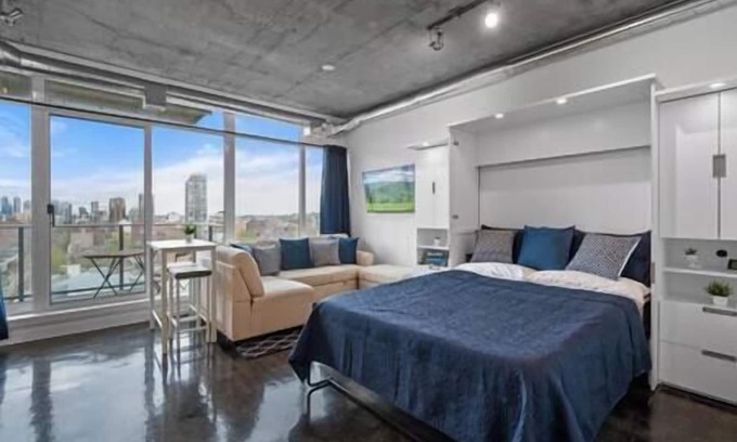 Connaught House | "Sapphire" Calgary Tower Views | Bright Studio| AC