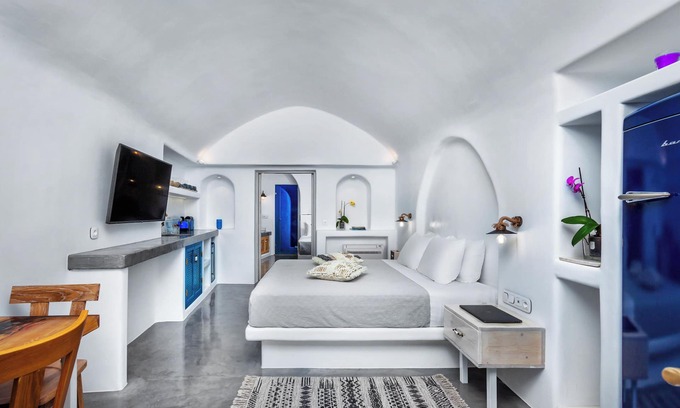 Oia Hotel | Sapphire Deluxe Suite with Private Hot Tub