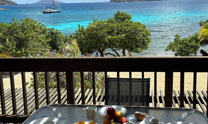 Red Hook Condo | Sapphire Outlook Villa : Beachfront 2-story Villa on Sapphire Beach, St. Thomas