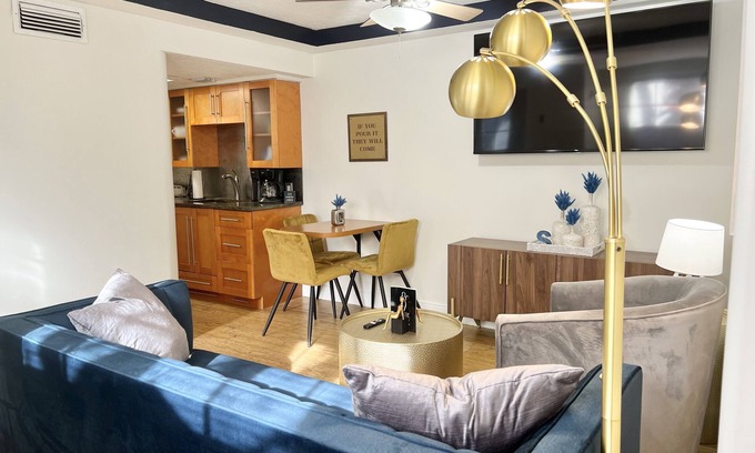 North Miami House | Sapphire Suite