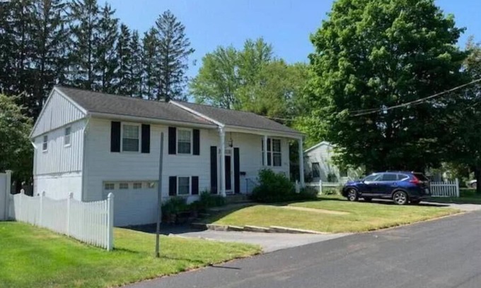 Saratoga Springs House | Saratoga Race Track Rental. Walk to the Track. 3 BR, 1.5 BA house in Saratoga.