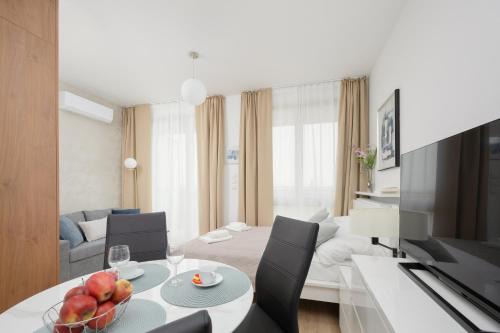 Wilanow Apartment | Sarmacka 27 studio 3-close to Medicover and Paley
