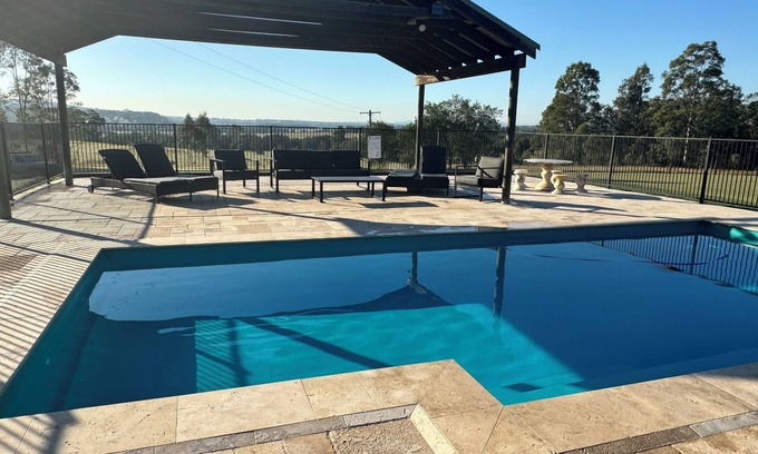 Rothbury House | Sascha's Retreat The Hunter Valley -Pokolbin - Pet friendly- Unlimited NBN Wi-Fi