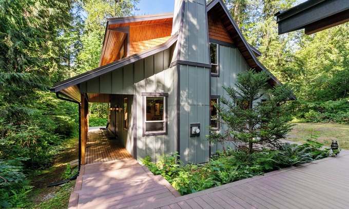 Warnick House | Sasquatch Mountain Hideaway, 3 Bed, 3 Bath W/Sauna, Hot Tub, Firepit & WiFi