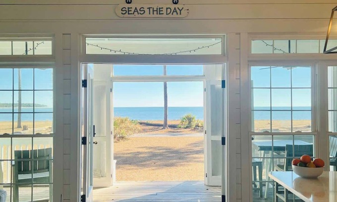 Melrose on the Beach House | Sassafrass Cottage with Ocean Vista