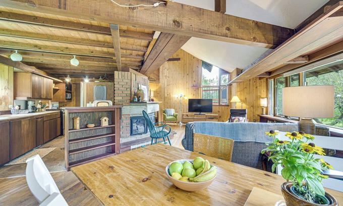 Sand Creek Cottage | Sauna & Screened Porch: Otter Creek Getaway!