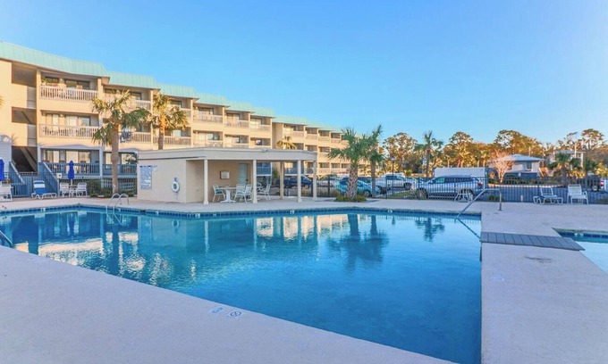 Tybee Island Condo | Savannah Beach and Racquet Club condo with pool access