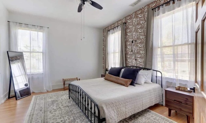 Thomas Square Apartment | Savannah Digs - Modern | Stylish | Convenient
