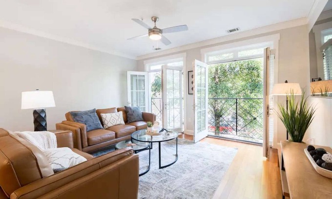 Old West Broad Neighborhood Apartment | Savannah Residences|Private Parking|3BR/2BA