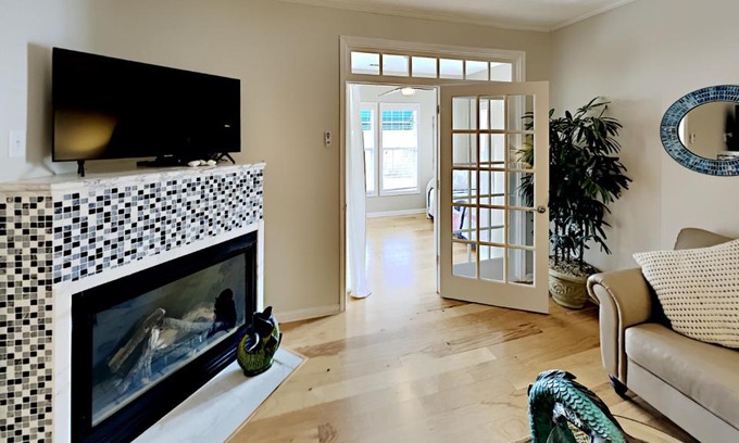 Vaught House | Savannah Shore 5 Walking distance to the beach!!