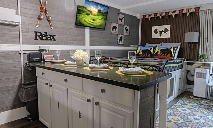 Snowshoe Condo | SC 2209: Your cozy summer oasis with bunk beds and pool!