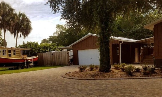 Homosassa House | Scallop Hut - Old Homosassa