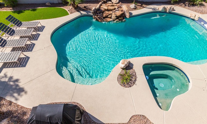 Deer Valley House | Scarlet Mountain Hideaway. Private HEATED pool fee,hot tub and putting green