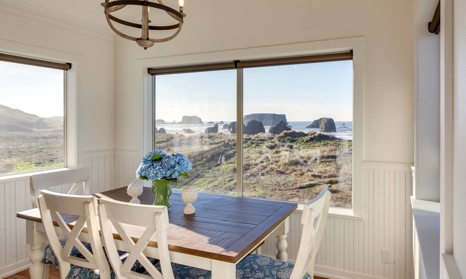 Bandon House | Scenic Bandon Vacation Rental w/Beach Access!